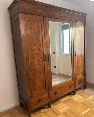 Armadio antico vintage in legno
