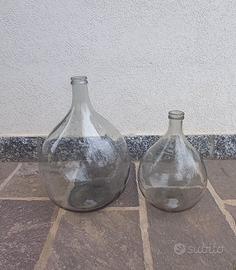 2 damigiane trasparenti di misure diverse 