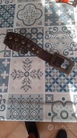 Cintura colore cuoio.