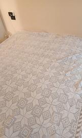 Copriletto in pizzo all'uncinetto vintage.