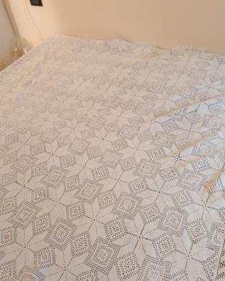 Copriletto in pizzo all'uncinetto vintage.