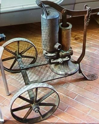 Antica Pompa manuale carrellata