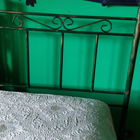 Struttura letto in ferro battuto verde e oro