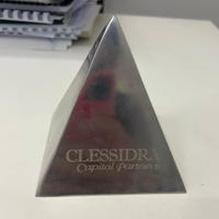 Tombstone / fermacarte piramide in acciaio