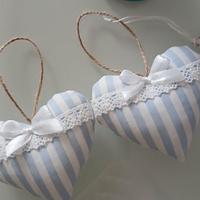 Decorazioni shabby chic 2 cuori a righe celeste