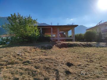 Villa in costruzione con giardino