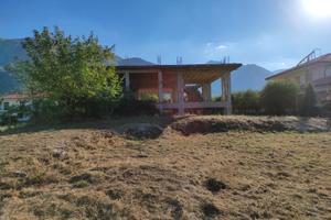 Villa in costruzione con giardino