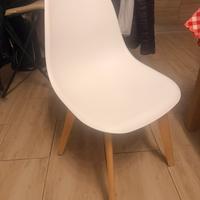 Sedie in plastica e legno