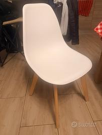 Sedie in plastica e legno