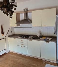 Cucina con piano in granito