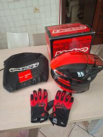 casco e guanti da motoalpinismo/trial