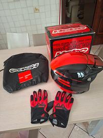 casco e guanti da motoalpinismo/trial