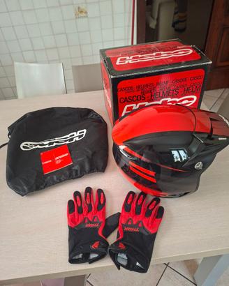 casco e guanti da motoalpinismo/trial