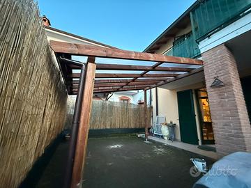 Tettoia pergolato ricovero auto