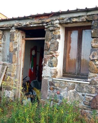 Terreno agricolo con stalla e magazzino