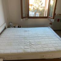 Materasso matrimoniale e struttura letto in legno