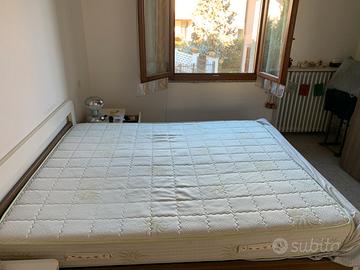 Materasso matrimoniale e struttura letto in legno