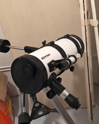telescopio riflettore Meade con montatura equatori