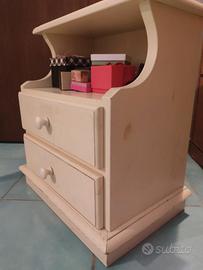 Comodino in legno