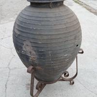 Vaso antico in terracotta con supporto in ferro fo