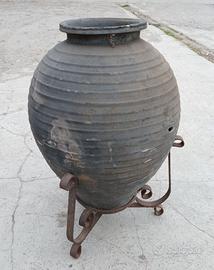 Vaso antico in terracotta con supporto in ferro fo