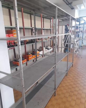 scaffale in metallo 