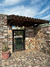 Casa con corte di proprietà' e rustici