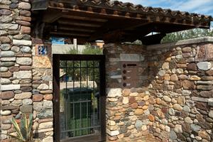 Casa con corte di proprietà' e rustici