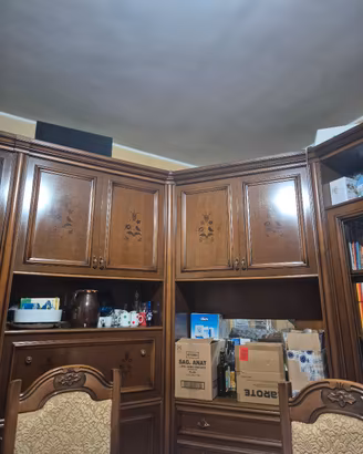  parete attrezzata con tavolo e sedie 