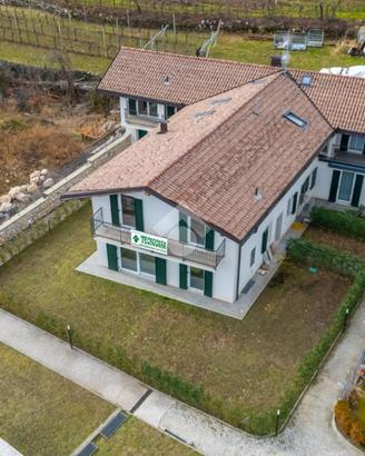 VILLA A SCHIERA A NOGAREDO