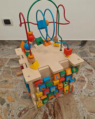gruppo di giochi diversi per bimbi in legno