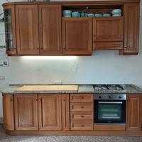 Cucina in rovere con piani in marmo rustica Beccar