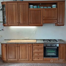 Cucina in rovere con piani in marmo rustica Beccar