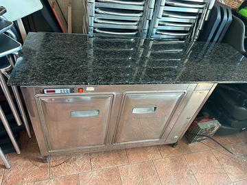 Banco frigo per pizza con marmo impastatrice