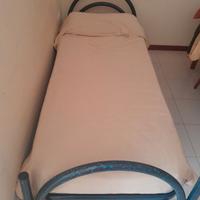 lettino con doghe in legno