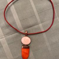 Ciondolo corallo e conchiglia con corda e argento