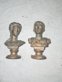 Piccole statuette e altri oggetti in metallo