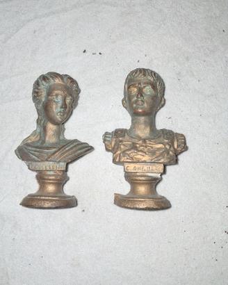Piccole statuette e altri oggetti in metallo