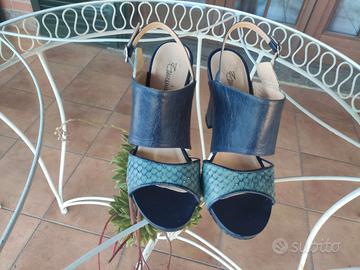 Sandali in pelle pitone blu