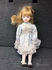 Bambola, viso di porcellana, bionda