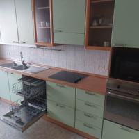 Cucina con elettrodomestici 