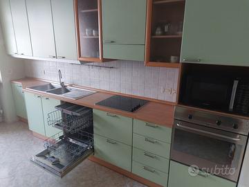 Cucina con elettrodomestici 