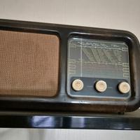 Radio antica in legno