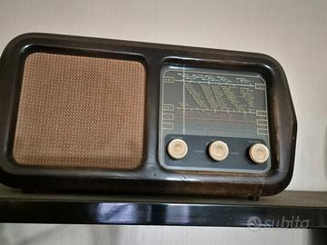 Radio antica in legno