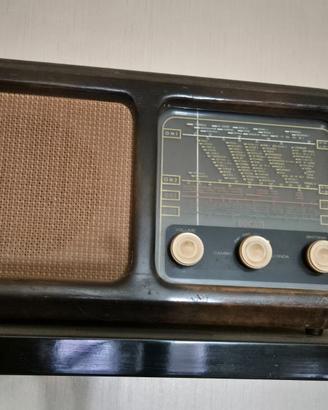 Radio antica in legno