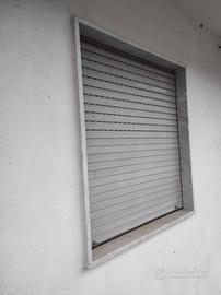 Tapparelle con avvolgibile e cassone coibentato.