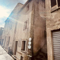 Indipendente su più livelli con piccolo cortile