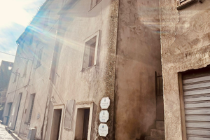 Indipendente su più livelli con piccolo cortile