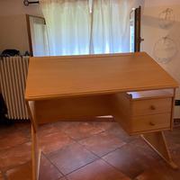 Scrivania in legno con piano reclinabile