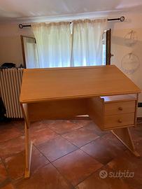 Scrivania in legno con piano reclinabile